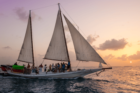 Vela al tramonto di Stock Island Wind &amp; Wine a bordo di uno Schooner classico