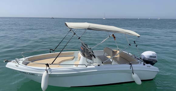Benalmádena: Miete ein Boot in Málaga ohne Lizenz pro Stunde