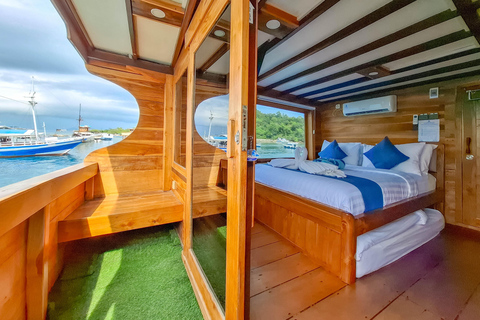 Labuan Bajo: 3-Day Komodo Sailing Luxury Boat with All Fees Deluxe Boat - Private Standar Room (2pax/room)