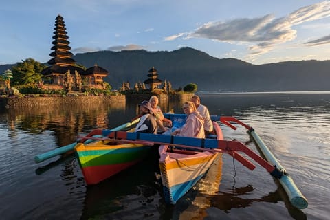 Ulun Danu Beratan, Traditional Boat Experience