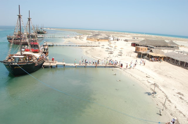Djerba: Pirate Boat to Flamingo Island, Buffet & Live Show
