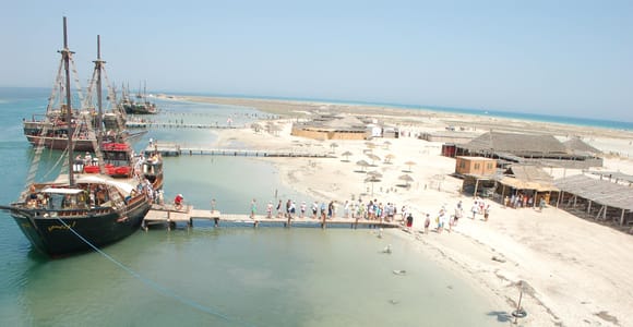 Djerba: Pirate Boat to Flamingo Island, Buffet & Live Show