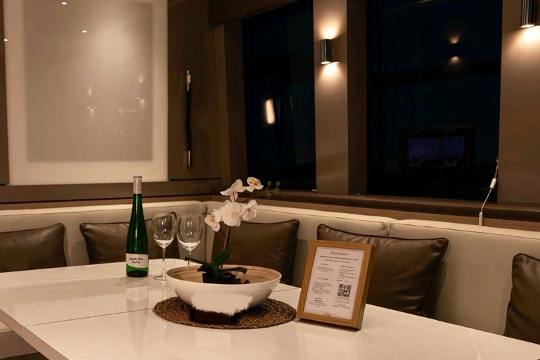 Valencia: giro in barca di lusso con capitano, bevande e bagno privato