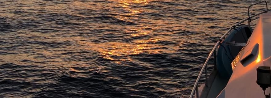 Kalamata : croisière de 2 heures au coucher du soleil avec vin local et salades de fruits
