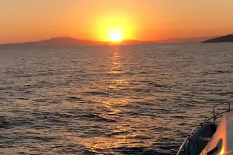 Kalamata: 2-hour Sunset cruise with local wine& fruit salads