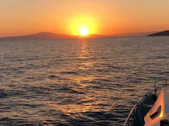 Kalamata: crociera al tramonto di 2 ore con vino locale e macedonie di frutta