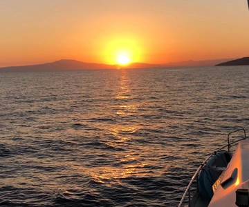 Kalamata: 2-hour Sunset cruise with local wine& fruit salads