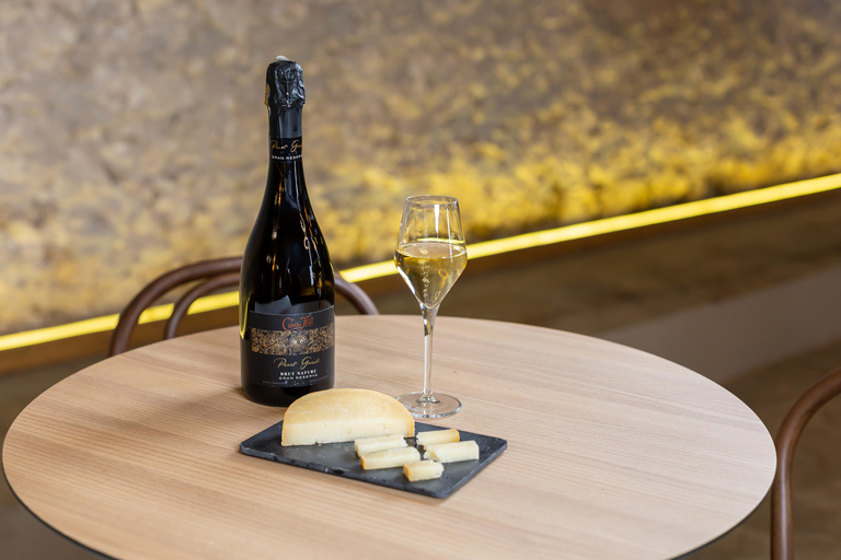 Barcelona: Cavas Hill - Visita a uma adega e degustação de queijosBarcelona: Colina Cavas - Tour pela adega e degustação de queijos