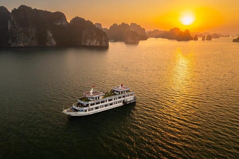 From Hanoi: Deluxe Bai Tu Long Bay 2-Day Cruise with Meals - Image 2