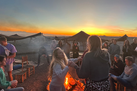 Désert d'Agafay, dîner avec les habitants du camp et promenade au coucher du soleilDésert d'Agafay, dîner chez l'habitant à la ferme, promenade au coucher du soleil