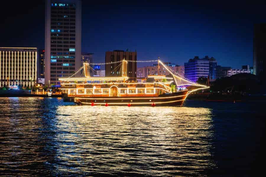 Dubai: Mega-Dau-Kreuzfahrt auf dem Khor mit Abendessen vom Buffet. Foto: GetYourGuide