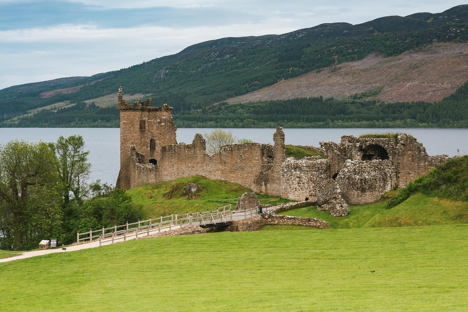 Von Aberdeen: Tagestour nach Speyside, Loch Ness und Clava Cairns
