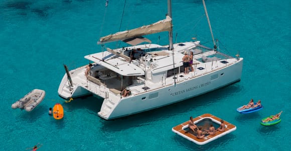 Heraklion: Dia Island Catamaran Cruise with Meal & Cocktails