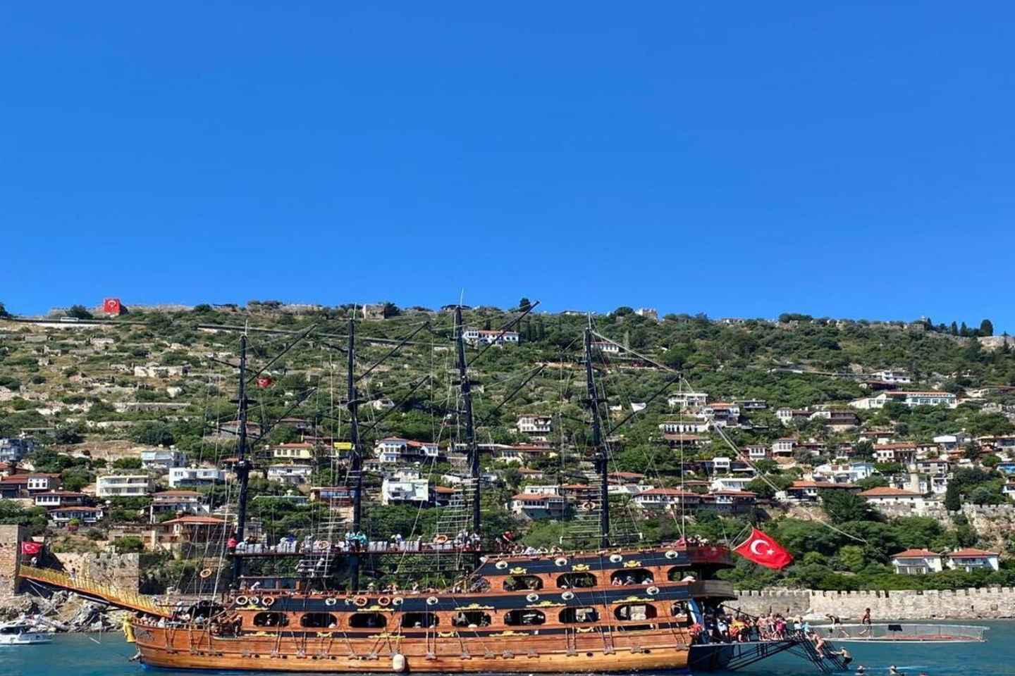 Alanya: Pirate Boat with Lunch and Unlimited Drinks