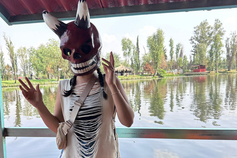 Mexico City: Xochimilco culture, party, food and drinks. Xochimilco whith locals, culture and Mexican Party.