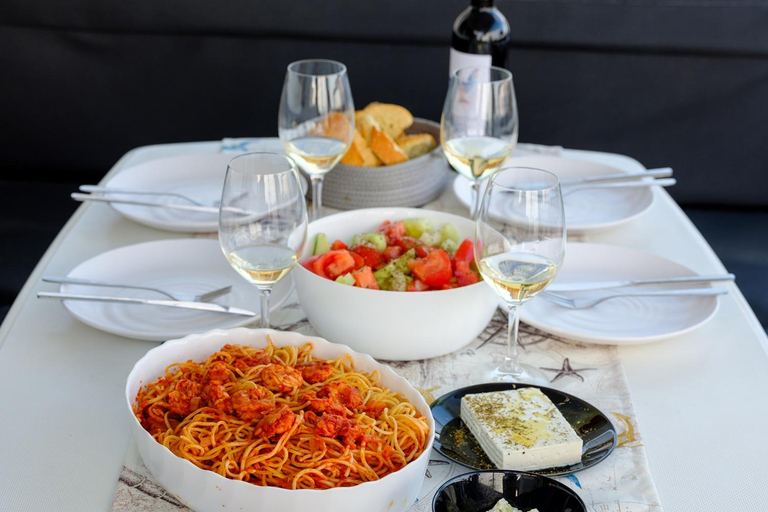 Crociera privata in catamarano a Santorini con BBQ e drink