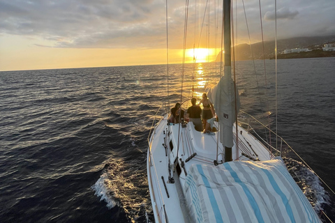 Zonsondergang op een zeilboot