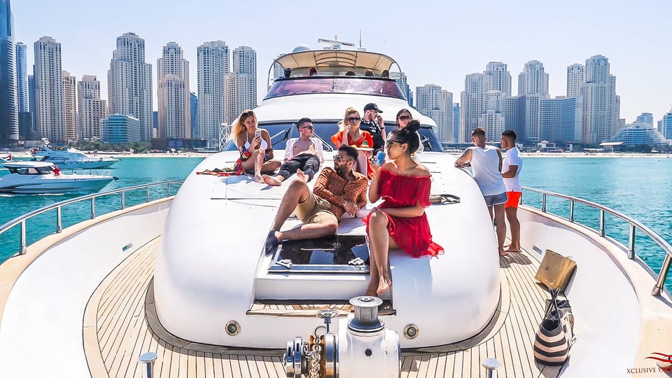 Dubai Marina: Yacht Tour with Breakfast or BBQ