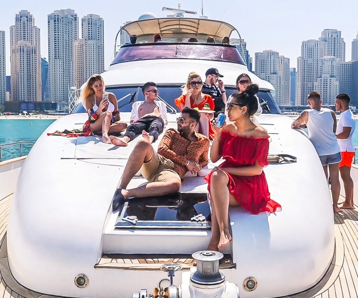 Dubai Marina: Rundtur med yacht & frukost eller BBQ