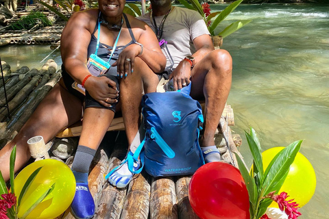 Ferme de marijuana, rafting en bambou et visite de la plage de la grotte des docteursDepuis Montego Bay