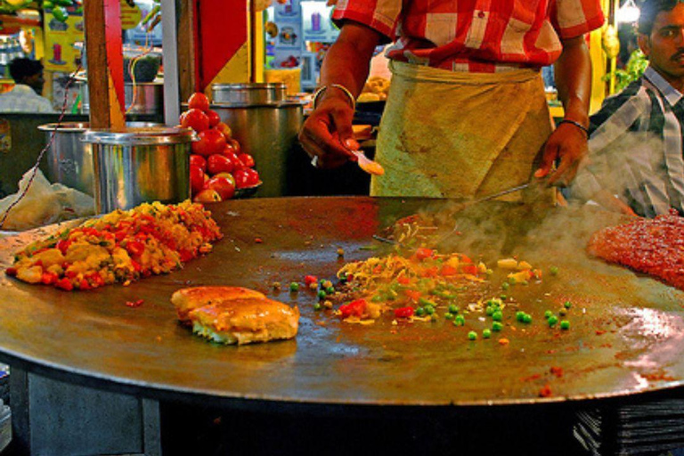 Tour gastronômico pelas ruas e praias de Mumbai com mais de 10 degustaçõesTour pela comida de rua e praia de Mumbai: coma e beba como um morador local