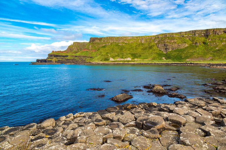 Belfast: Private Derry Transfer Tour via Giant's Causeway