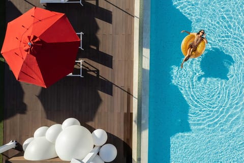Dubai: Beach Club Pool Pass with DJ and Cabanas