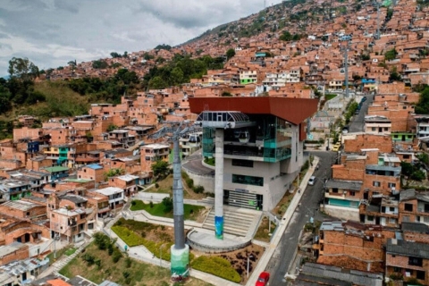 Zwiedzanie Medellín: Stacja metra Comuna 13 i kolejka linowa