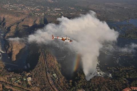 Voo de helicóptero sobre as Cataratas Vitória