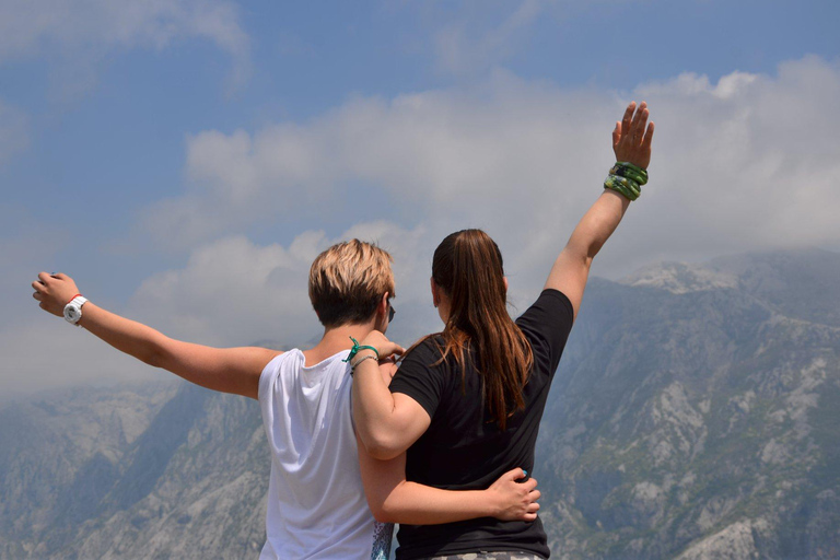 Vanuit Tivat: Vrmac Hill Scenic Hike boven de Boka-baaiVanuit Tivat: mooie wandeling op de Vrmac-heuvel boven de baai van Boka