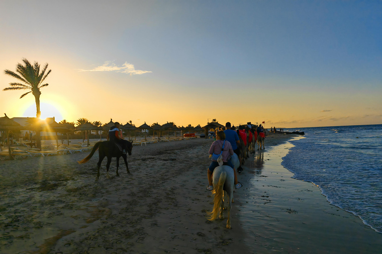 杰尔巴岛：在蓝色泻湖骑骆驼和骑马。杰尔巴：蓝色泻湖骑骆驼和骑马之旅。