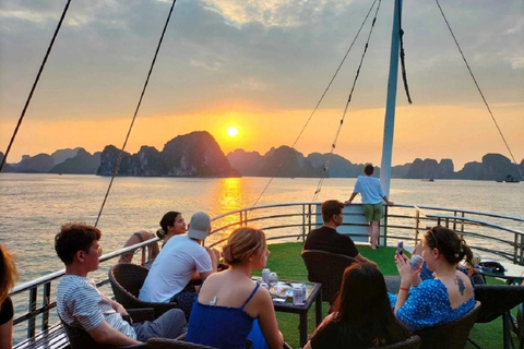 Ha Long 1 dia em grupo pequeno e caiaquePartida de dia inteiro da Baía de Ha Long saindo de Ha Noi