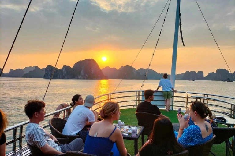 Ha Long 1 dia em grupo pequeno e caiaquePartida de dia inteiro da Baía de Ha Long saindo de Ha Noi