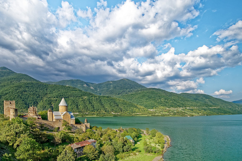 De Tbilisi: excursão privada a KazbegiDe Tbilisi: excursão guiada pelas montanhas da Geórgia e Kazbegi Day Tour