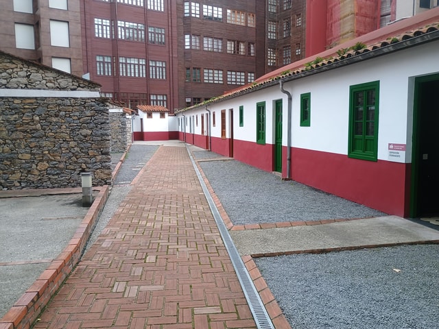 Xixón: Arbeiterwohnungen und Besuch der Ciudadela de Celestino Solar