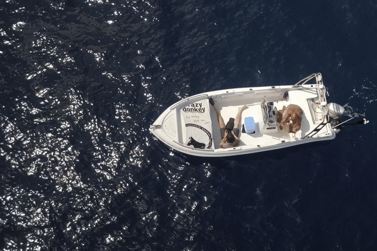 Santorini: Noleggio barca senza patente con attrezzatura per lo snorkeling