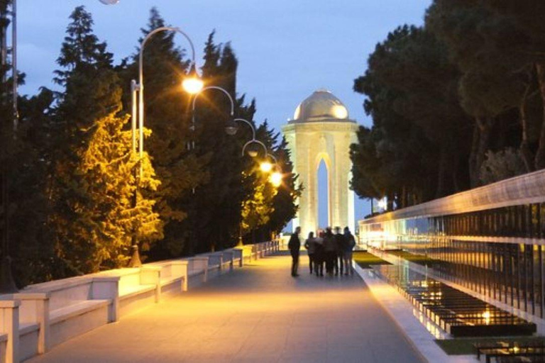 Bakou : Visite nocturne avec les tours de flammes et la place des drapeaux