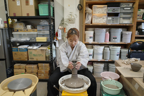 大阪：日本の伝統衣装を着て、電動ろくろで特別な陶芸体験 プレミアムコース