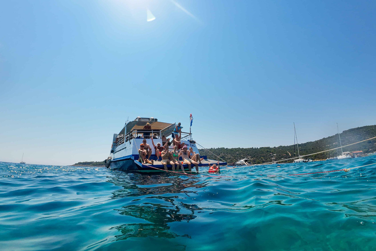 Split: Trogir Walking Tour, Blue Lagoon & Shipwreck Cruise Split: Trogir, Shipwreck & Trogir Boat Tour with Food/Drinks