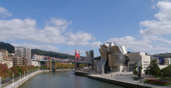 Bilbao: Women&#39;s Stories Night Walk with Guggenheim Views