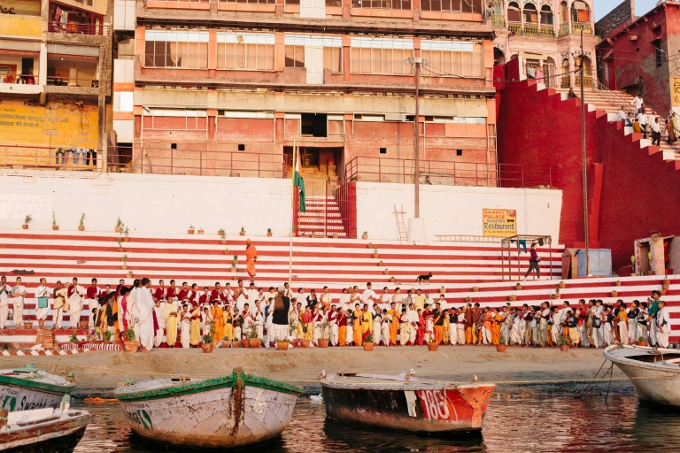 Varanasi. Lever de soleil et matinée en ville. Visite à piedVisite à pied du centre-ville au lever du soleil et le matin