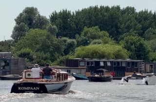 Private Flussfahrt durch die Amsterdamer Landschaft mit Canapés