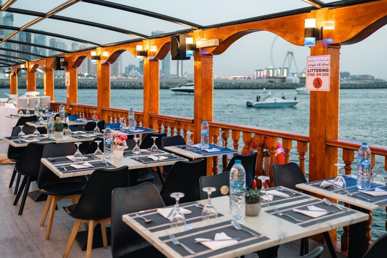 Dubai: Crucero panorámico en dhow con cena bufé y espectáculos en directo