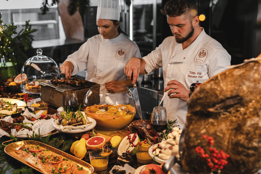 Budapest: Romantische Dinner-Kreuzfahrt – Live-Musik und unbegrenzte Getränke. Foto: GetYourGuide Budapest: Romantische Dinner-Kreuzfahrt – Live-Musik und unbegrenzte Getränke. Foto: GetYourGuide