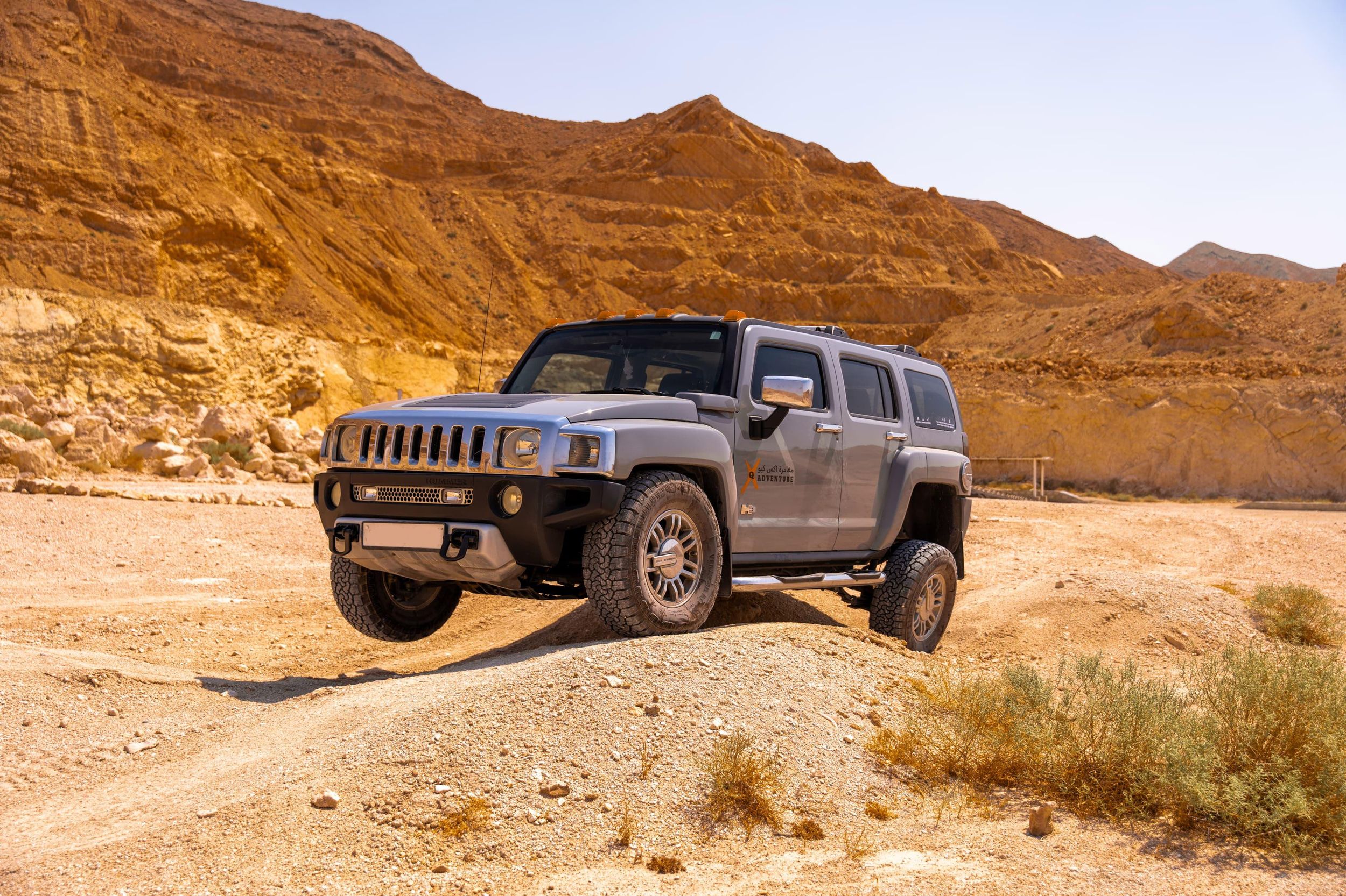 Fahre einen Geländewagen in der Wüste & Offroad: Schardscha