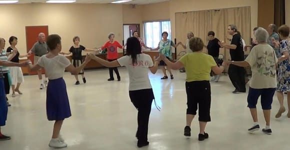 Thessaloniki: Traditional Greek Dance Class with Wine