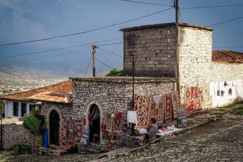Tour de día completo desde Tirana- Berat con visita opcional a una bodegaVisita diaria a Berat
