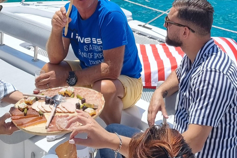 Villeneuve-Loubet: Small group catamaran day cruise Villeneuve-Loubet: Catamaran sunset cruise for small groups