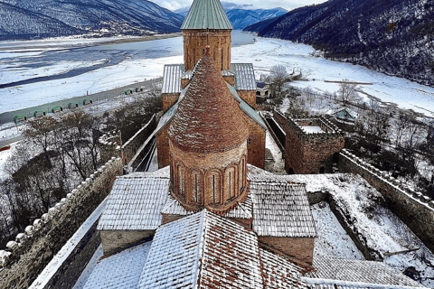 Da Tbilisi: Tour di Gudauri e KazbegiDa Tbilisi: Tour privato Gudauri, Kazbegi