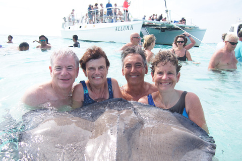 Grand Cayman: Catamaran Cruise with Stingray City & Snorkel